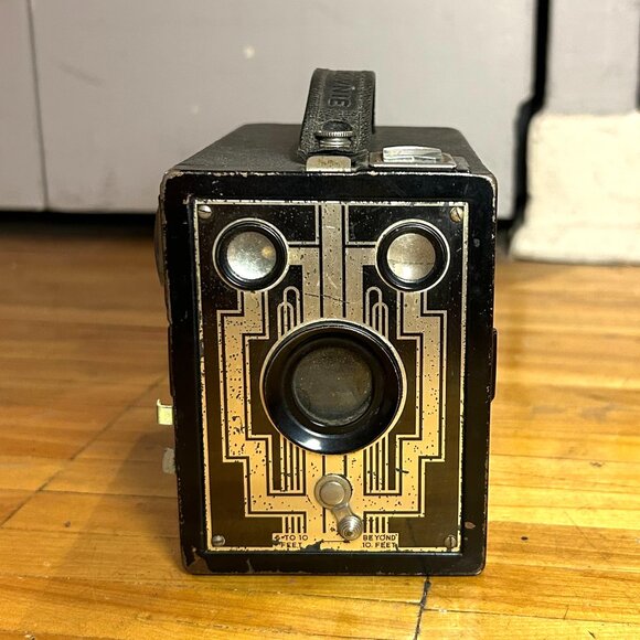 VINTAGE KODAK BROWNIE MODEL: SIX-20 BOX CAMERA - Picture 2 of 8